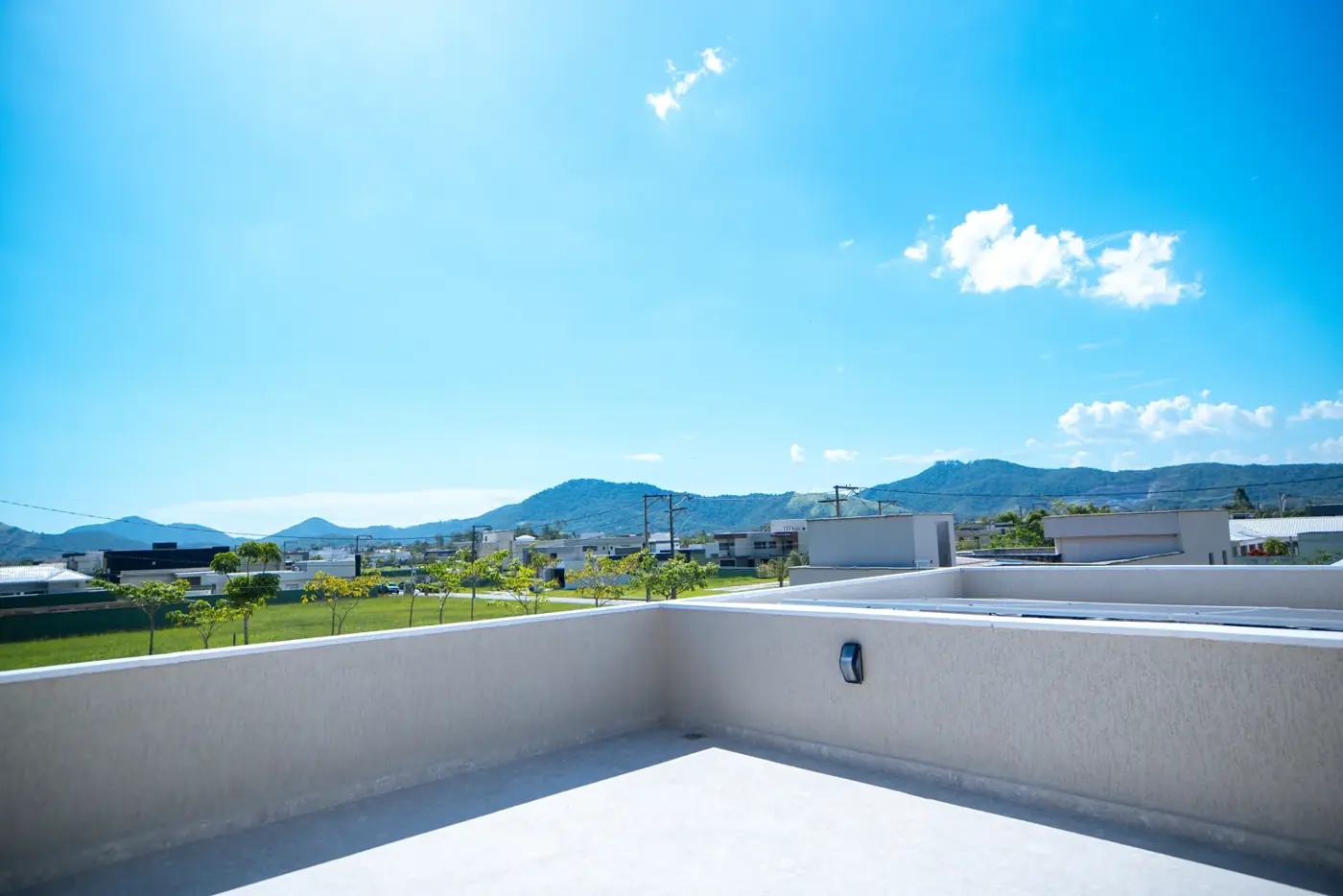 Terraço na laje superior da casa, com vista aberta sobre o condomínio.